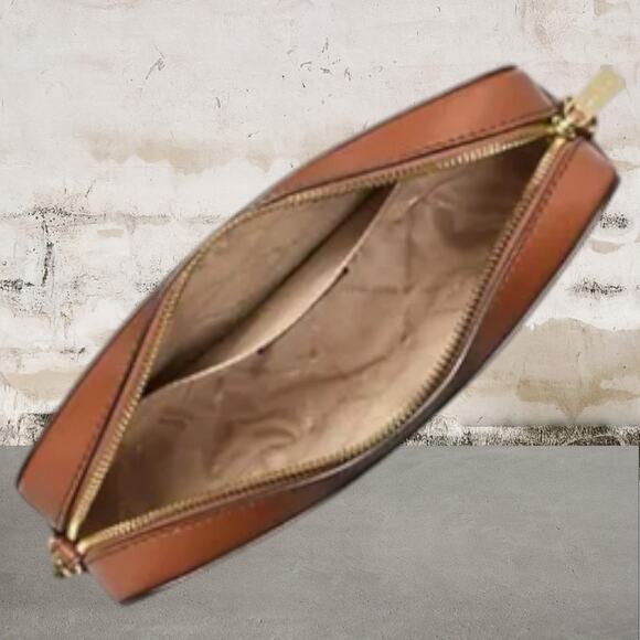 Giveaway #2 Michael Kors NWT Jet Set Polka Dot Signature Logo Crossbody Bag - Picture 5 of 5